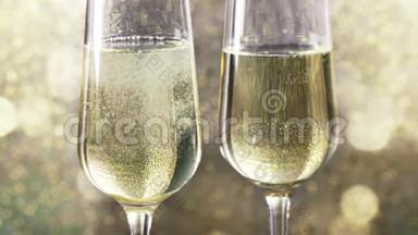 在金色的背景下，用金色的气泡填充香槟，黄金豪华假日的概念，新年快乐