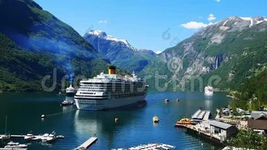 壮观的剪辑Geiranger峡湾和山脉与雪和瀑布，<strong><strong>游</strong>轮</strong>和渡船运载<strong>游</strong>客。