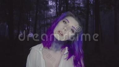 在黑暗的<strong>森林</strong>中，紫色的头发和化妆的美丽女人的特写-<strong>童话</strong>场景。
