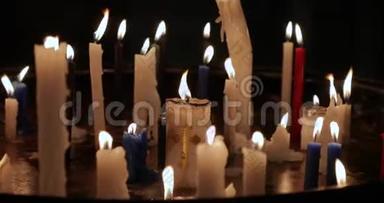 黑暗教堂里的蜡烛