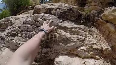 在岩石上攀爬