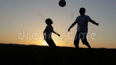 日落时分，<strong>父子</strong>俩在<strong>公园</strong>里踢足球。
