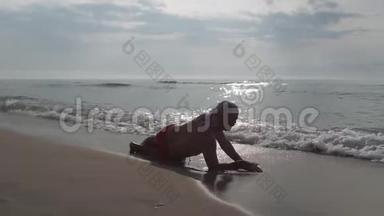 人的剪影躺在海边
