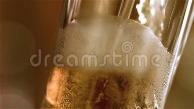 特写慢镜头冷光啤酒在一个杯子与水滴在酒吧背景。 快来点啤酒。 微波炉