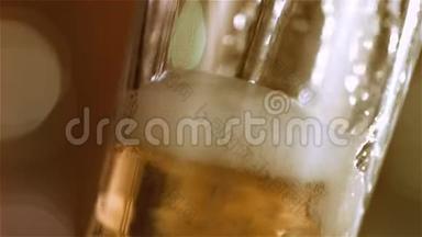 特写慢镜头冷光啤酒在一个杯子与水滴在酒吧背景。 <strong>快来</strong>点啤酒。 微波炉