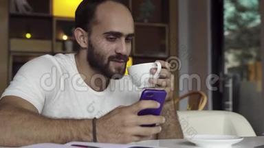 男人在智能手机上使用应用程序喝咖啡，在手机上发短信