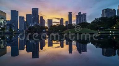 吉隆坡城市天际线日出，水面倒影。
