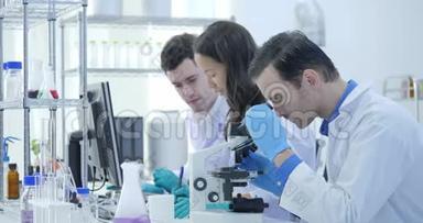 医学研究科学家团队在现代实验室工作与科学家进行实验，工作