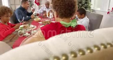 全家人一起享用圣诞大餐