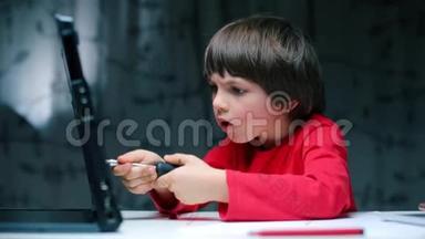 这个男孩<strong>正在修理</strong>一台笔记本电脑。
