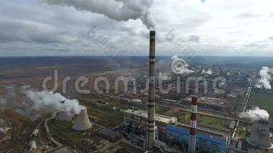 生态污染。工业工厂排放管道中的烟污染环境。