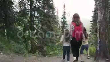 妈妈带着小<strong>女儿</strong>旅行。 <strong>一家人</strong>在森林里散步