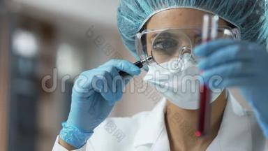 女医务工作者通过放大镜观察血液<strong>检测</strong>，分析