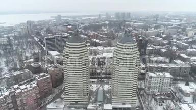从高处俯瞰冬季城市的景色，从高处俯瞰冬季城市