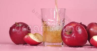 把苹果汁倒入玻璃杯中。