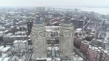 从高处俯瞰冬季城市的景色，从高处俯瞰冬季城市
