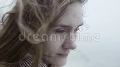 一幅年轻悲伤的女人在雾蒙蒙的日子里<strong>远远</strong>地看着做梦的肖像。 风中飘<strong>动</strong>的雌波的勃朗特发。