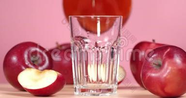 把苹果汁倒入玻璃杯中。
