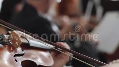 现场<strong>音乐</strong>会，女人在模糊的背景上演奏木制小提琴<strong>古典音乐</strong>