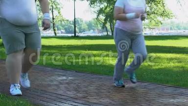 女人跑步，男人在公园里慢慢行走，每天为<strong>肥胖</strong>者提供训练