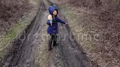 小女孩在土路上奔跑
