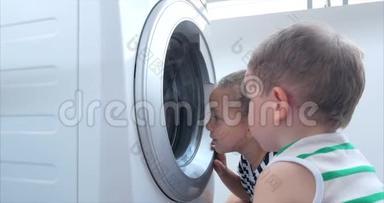 可爱的孩子们看着洗衣机里面。 气缸旋压机.. 工业概念洗衣机