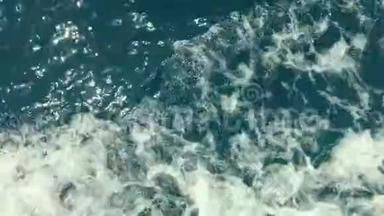 强<strong>大</strong>的<strong>海浪</strong>从快速移动的小船上拉出，一股巨<strong>大</strong>的深蓝水和白色泡沫上升，稳定