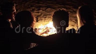 从不同的人群中可以看到深夜坐在炉火旁互相拥抱的画面。 快乐
