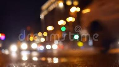 雨的城市交通街道.