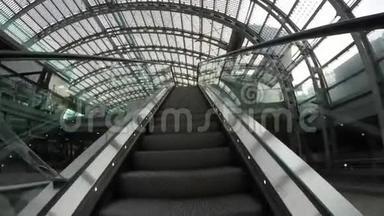 上意大利都灵火车站的自动扶梯。