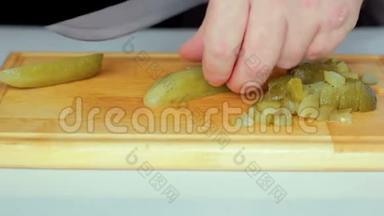 一个人用刀子切泡菜