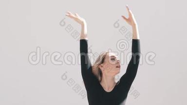 芭蕾舞演员在白色背景下的手部动作。 优雅的芭蕾舞演员。 用温柔抚摸你的手指