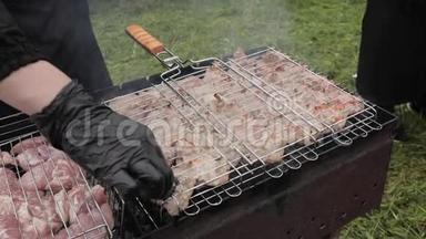 烤架上的生烤肉串。