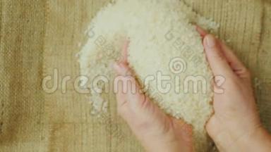 把成年女人的手拿着一粒米，把她们当作小孩`手拿着米