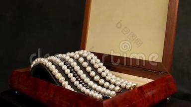 珍珠手镯，棕色木盒，珍珠<strong>首饰</strong>，珍珠手镯在基座上装饰迷人