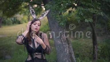 一个兔子女孩好奇地用手摆姿势，抓住她的头。