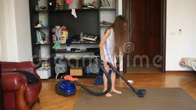 女孩用吸尘器<strong>打扫房间</strong>里的地毯
