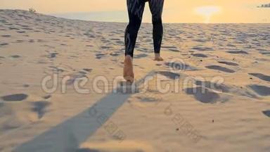 健康，年轻的运动美女沿着沙滩奔跑，在沙滩上，在夏天，向太阳奔跑，在日出时