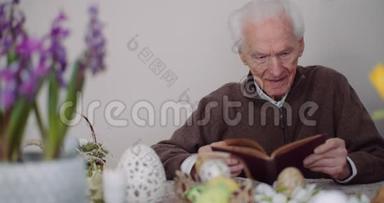 老人。 老年人阅读书籍。