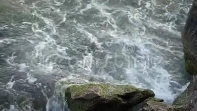 波浪在岸边<strong>折断</strong>。 波浪在岩石上<strong>折断</strong>。