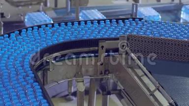 工厂用传送带包装塑料水瓶的过程。 一个€的“镜头。
