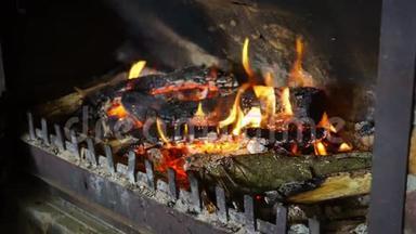 全高清木材燃烧在壁炉