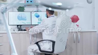 医生在现代研究设施工作，有3D<strong>脑部扫描</strong>显示监视器
