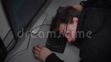 信息技术学院的一名年轻学生在<strong>电脑显示器</strong>的打印版上睡觉