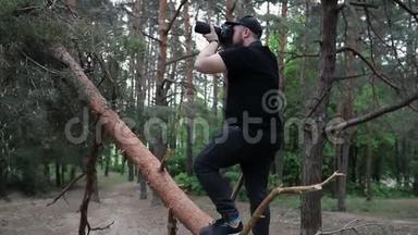 一个在森林里拿着摄像机的<strong>黑衣</strong>人