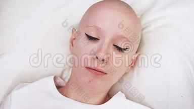一位癌症患者躺在床上，醒来后感到害怕和<strong>担忧</strong>