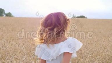 穿着白色连衣裙<strong>在田野上</strong>奔跑的年轻女子