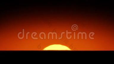 美丽的太阳升起在地平线上。 日出的三维动画。 高清1080