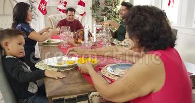 有祖父母的家庭在R3D上享用圣诞大餐