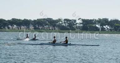 男子划船队在湖边划船